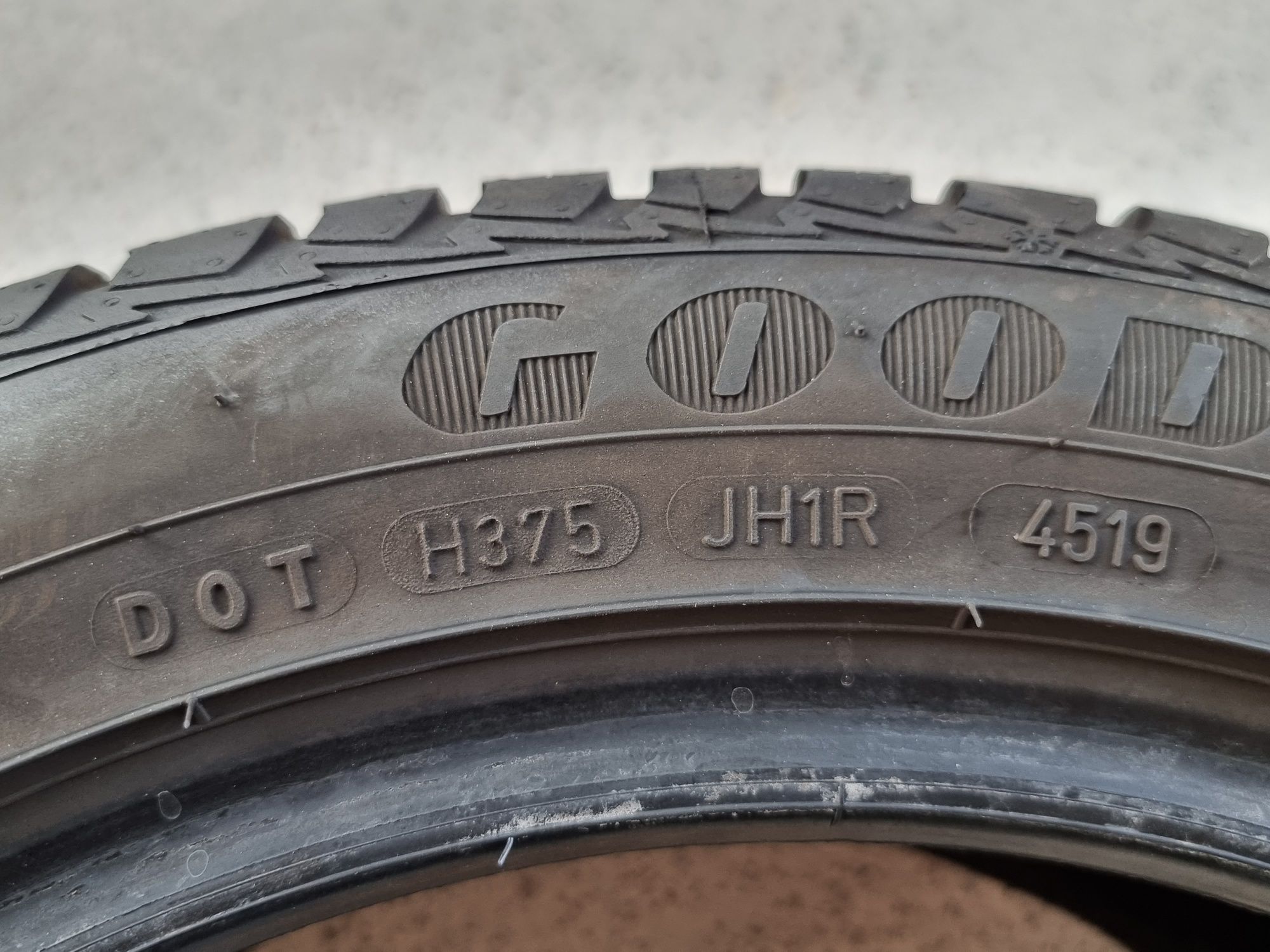 215/45/16 Goodyear 2Броя: 200лв 8.4мм