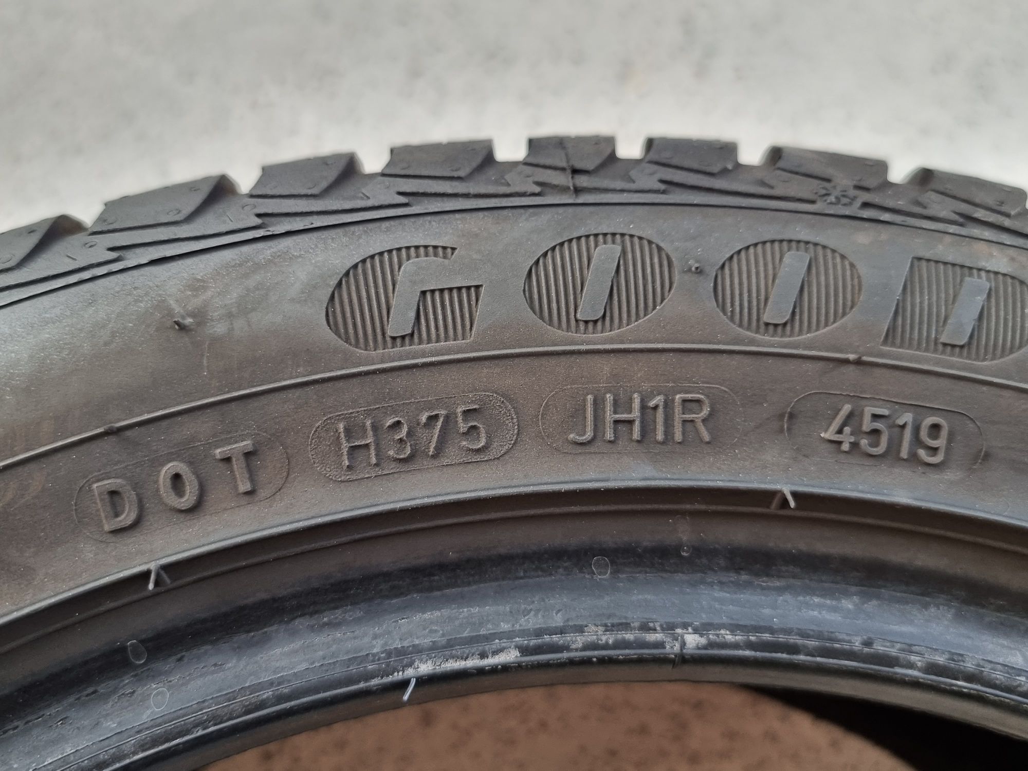 215/45/16 Goodyear 2Броя: 240лв 8.4мм