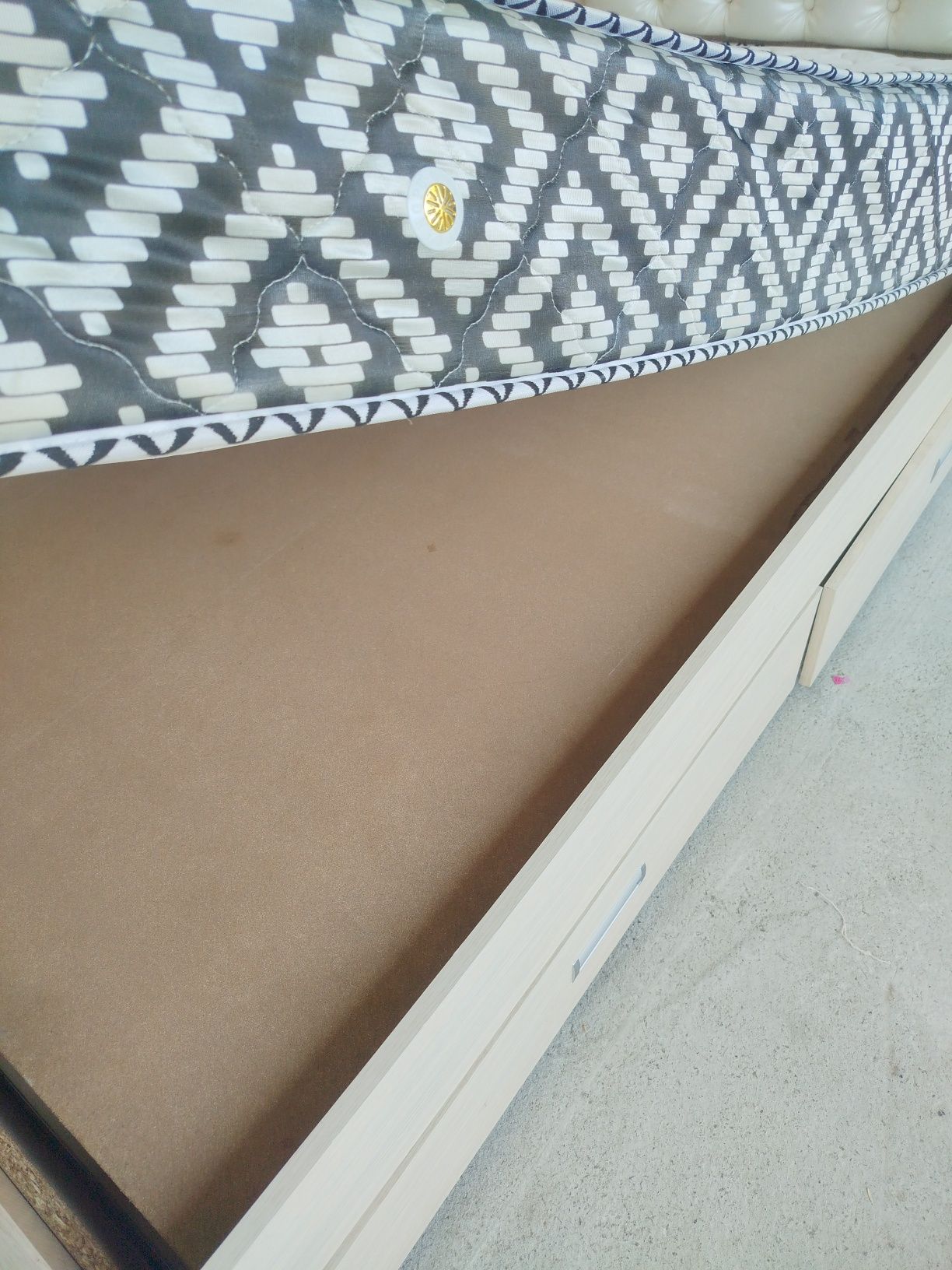Yotoq laminat matras bilan
