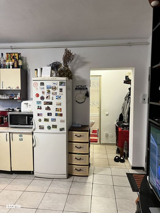 Apartament de vânzare la demisol zona Rahova.