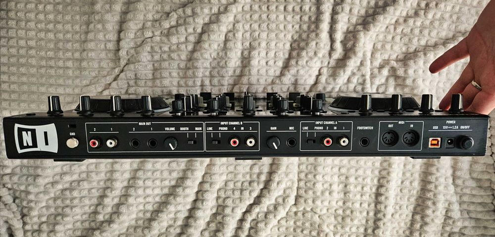 Traktor S4 Mk2 Native Instruments Consola Dj (pentru piese, defect)