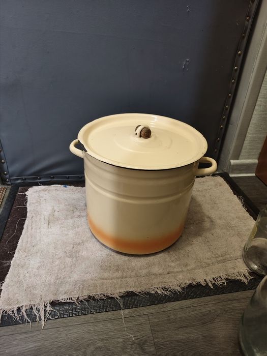 Продается эмалированная кастрюля