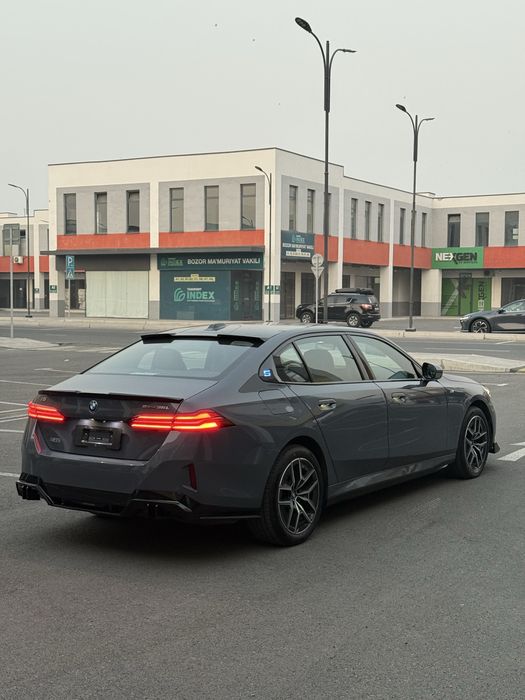 BMW i5 35L 2024 v nalichii