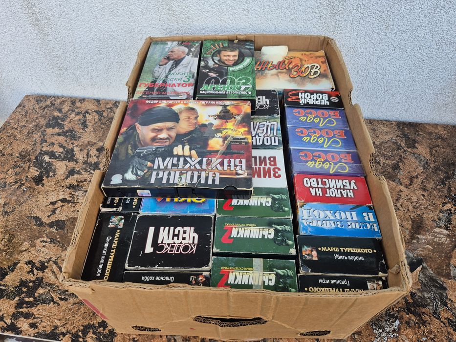 Vând 72 casete video VHS originale cu filme si seriale in limba Rusa