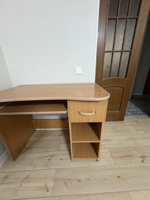 Продам компьютерный стол