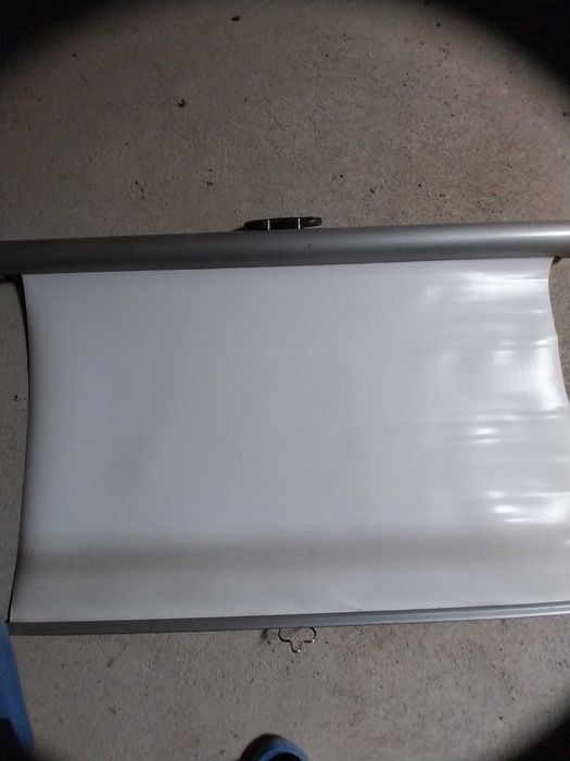 Филмова камера, заедно с екран за прожектиране