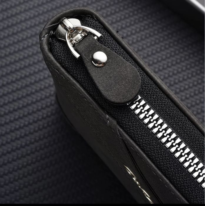 Продается массивный кошелек с двумя отсеками на зашелке.