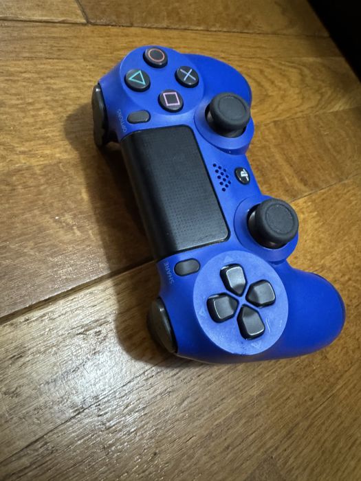 Плайсташан 4 слим с два джойстика и игра и калъв за джойстика