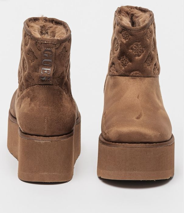 Чисто нови боти Guess