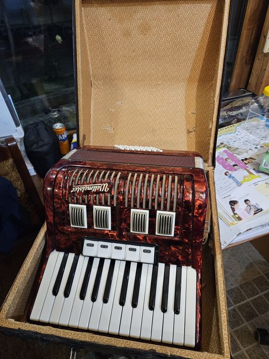Продавам акордеон Велтмайстер