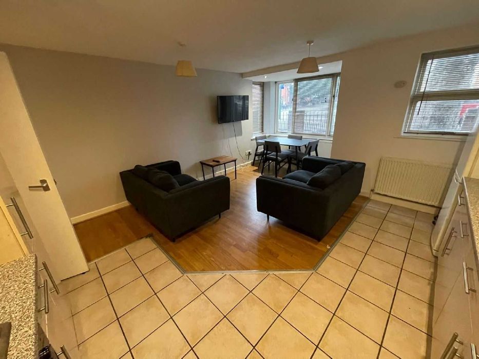 Дава се под наем Двустаен апартамент в София, Център - 65 кв.м за 408 € - Снимка #1