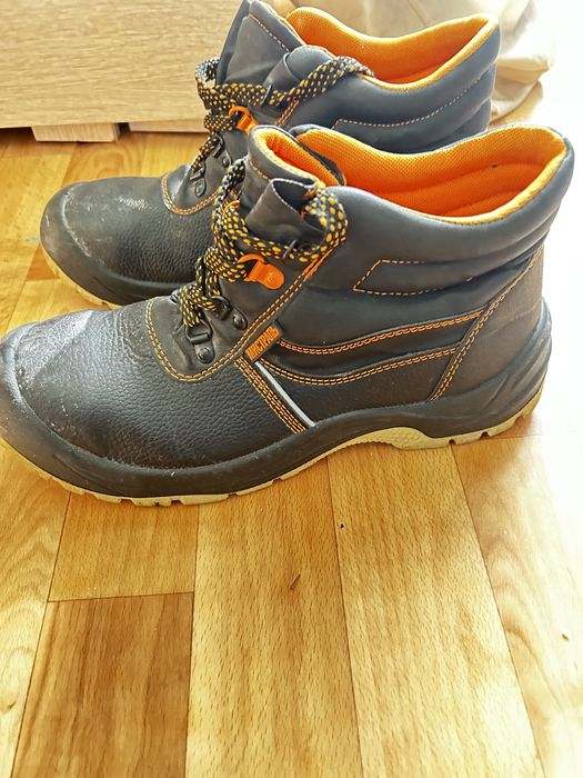 Продам спец.обувь размер 44