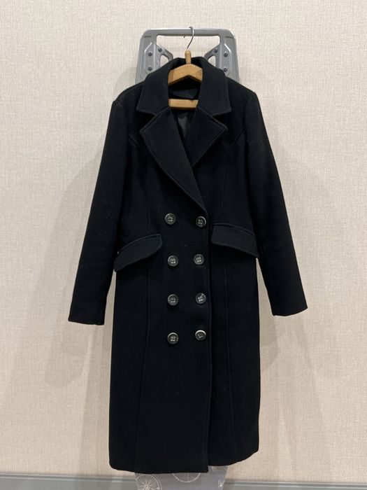 Женское пальто в отличном состоянии, черного цвета, длина по колено