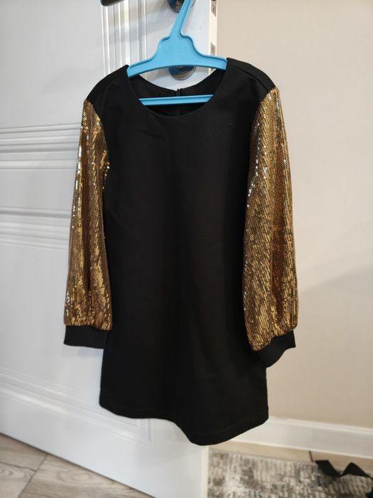 Продаются праздничное  платье для девочки. Размер 110, 116,124,134