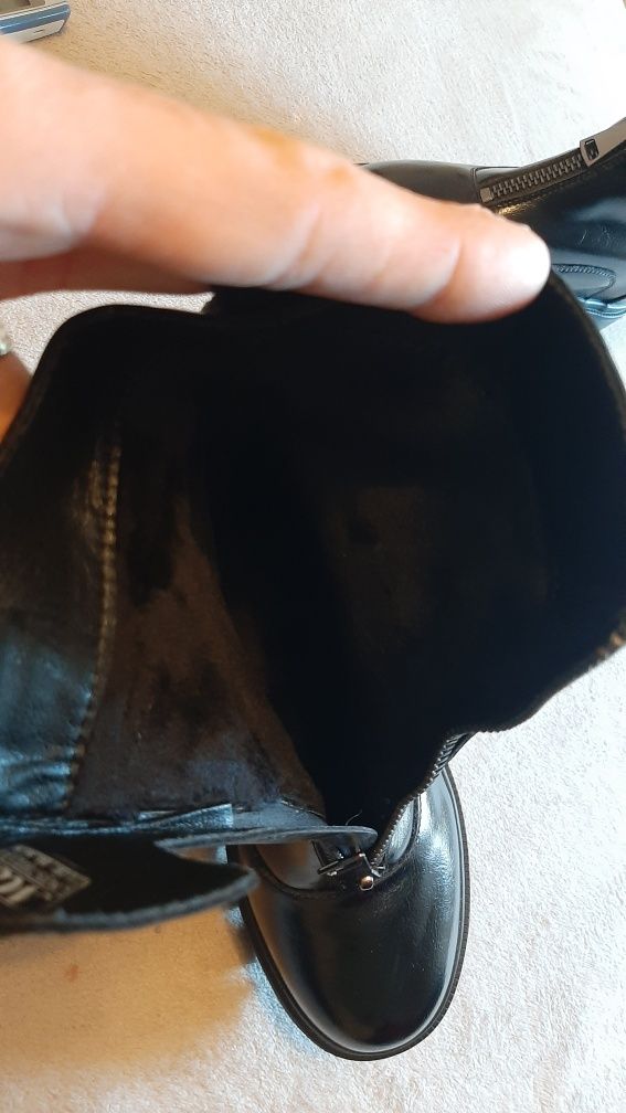 Vand ghete nr 37,noi, cu talpa platforma de 10 cm spate preț 130 lei