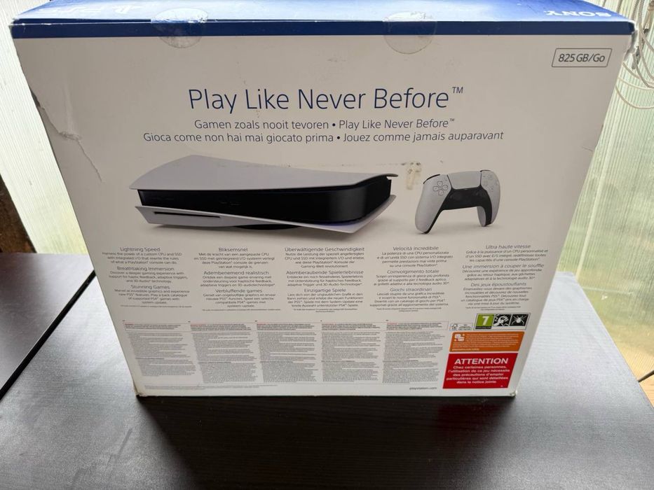 Playstation 5 Disc с два джойстика, 5 игри, аксесоари - почти нов PS5