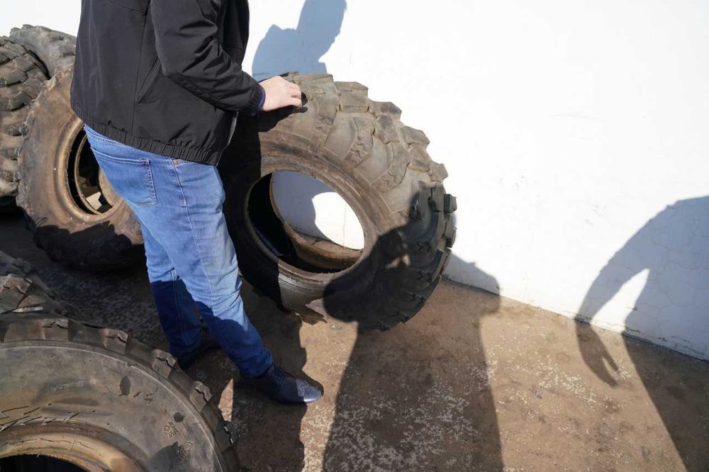 Продаются  БУ автомобильные шины      12.00R18  TAI SHAN (КИТАЙ)