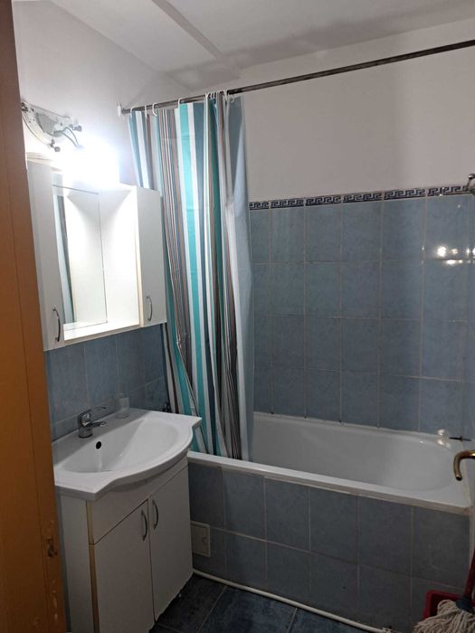 Vând apartament parțial mobilat în Hunedoara