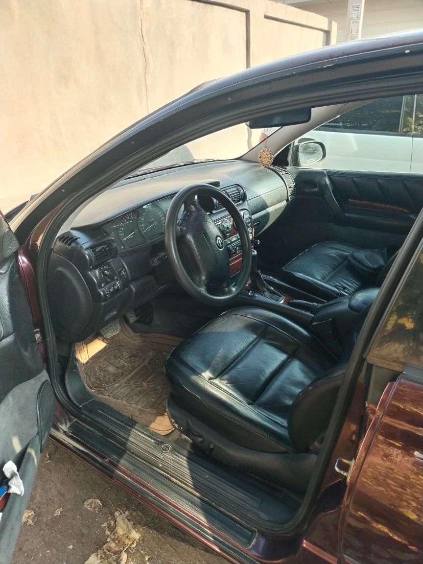 Opel. Omega 3.2 л 1994  год.        Афтамат каропка.    Солони кожаный