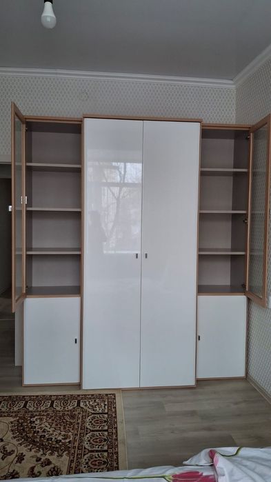 Шкаф белый новый с полками в офис