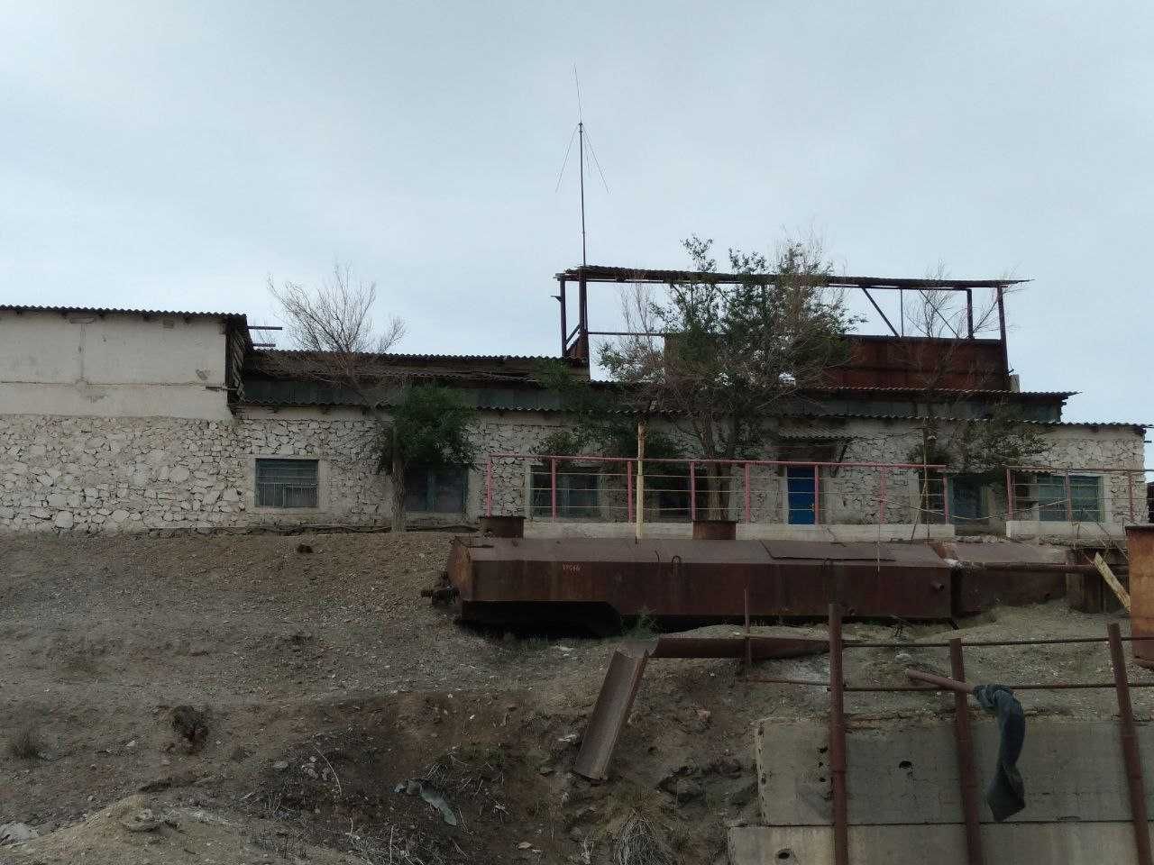 Noturar joy saroy teppalikda joylashgan