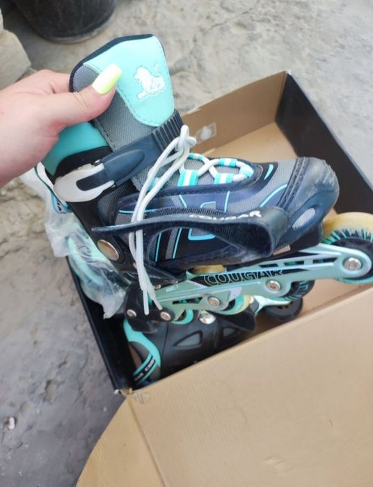 Продаются ролики и можно мальчику либо девочке от 30 размера до 33 раз