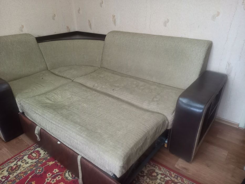 Отдам даром старый диван