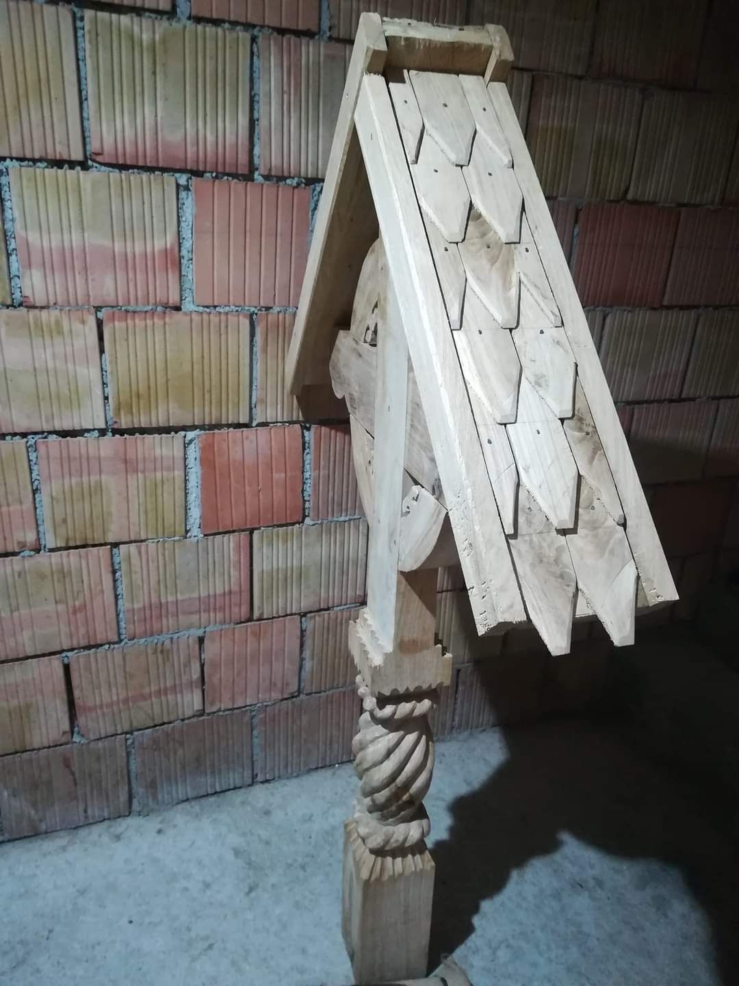 Crucia din stejar sculptata preț 1000 lei. Detali in privat