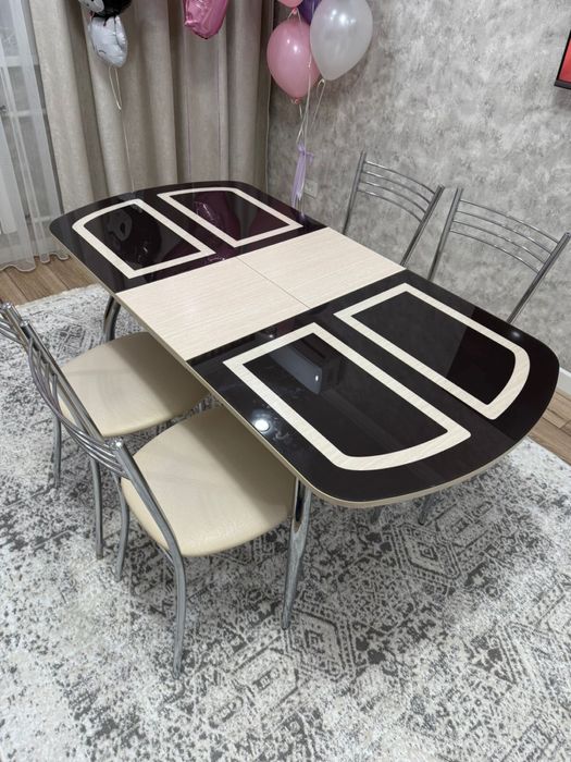 Стол со стульями