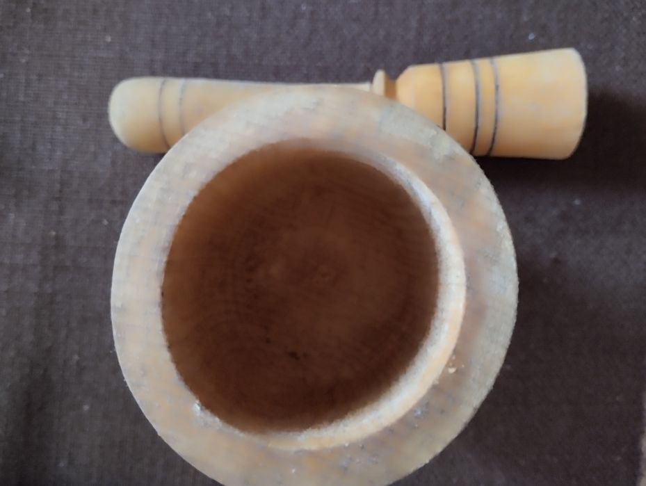 Vand dozator mirodenii și mojar cu pistil cioplite in