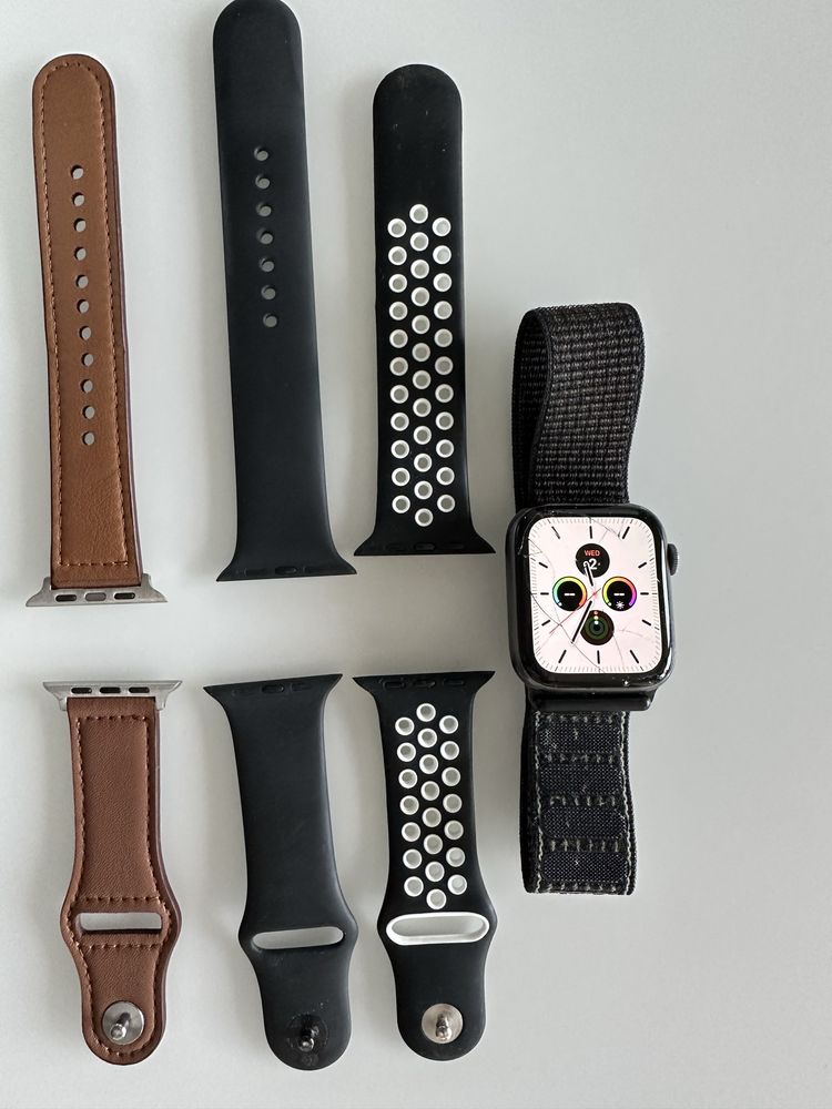 Apple Watch 4 44мм + 3бр каишки