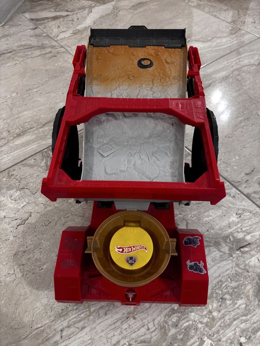 2 в 1 писта и място за съхранение на колички