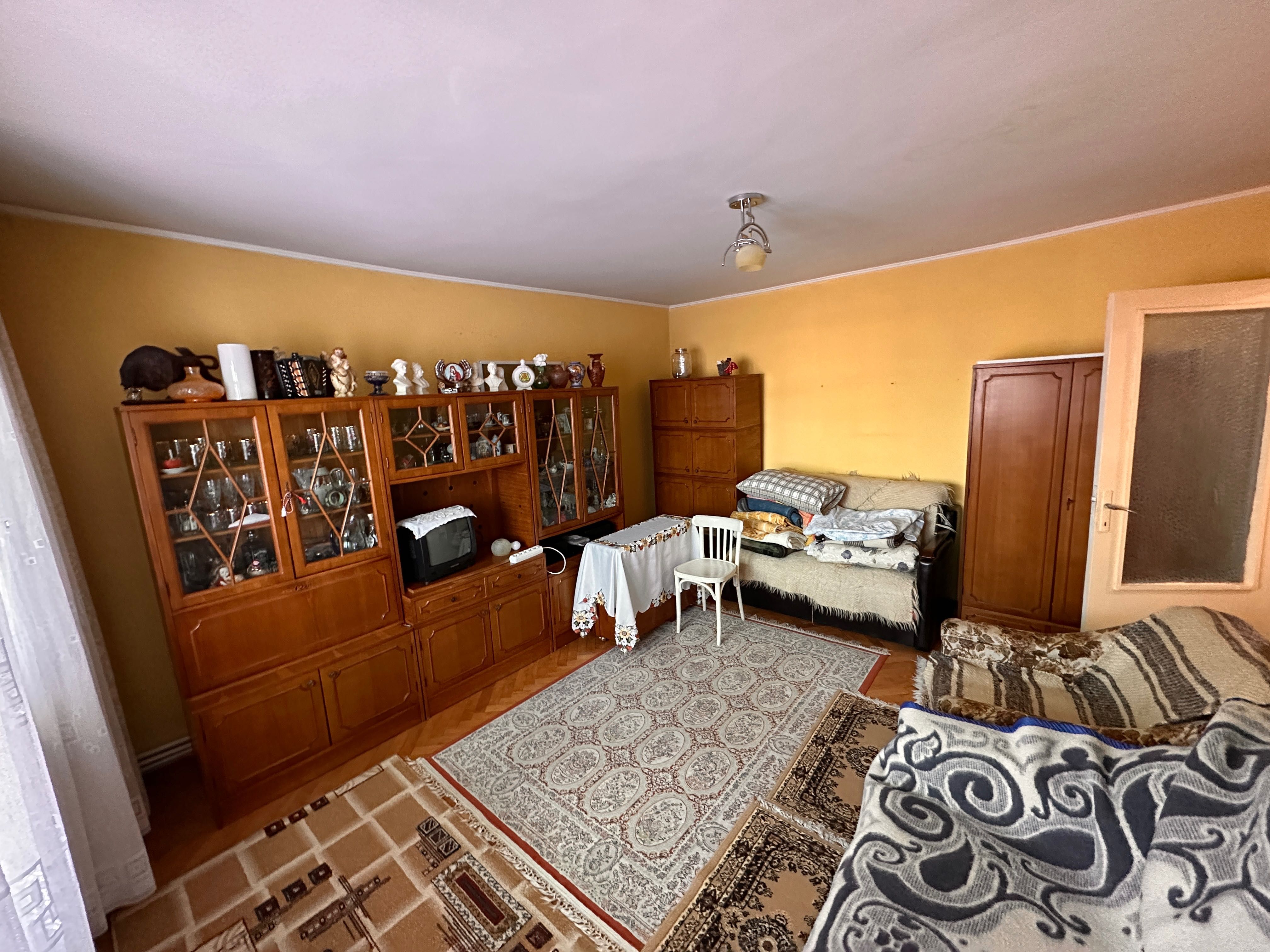 Apartament Central 3 camere + Garaj, 2 bai, decomandat.