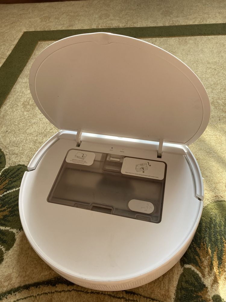 Продаю робот-пылесос Mi Robot Vacuum-Mop Essential