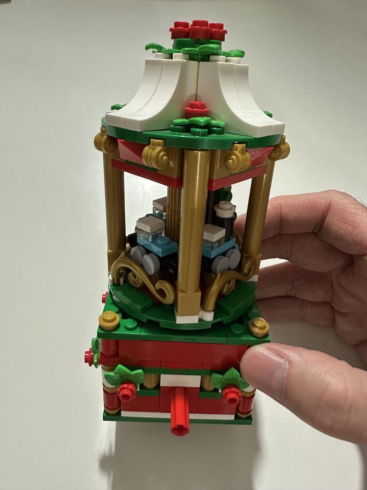 LEGO Christmas Carousel 75957, 251 piese