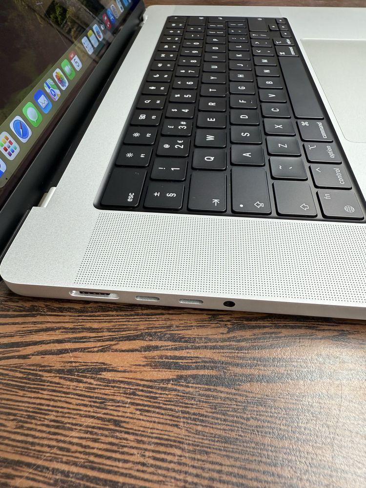 Apple Macbook Pro 16 (2023), M2 Max, 32 Gb RAM, 1 Tb SSD, Silver