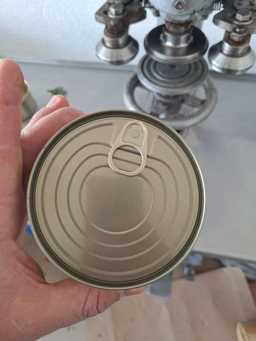 Затварачна машина  за консерви