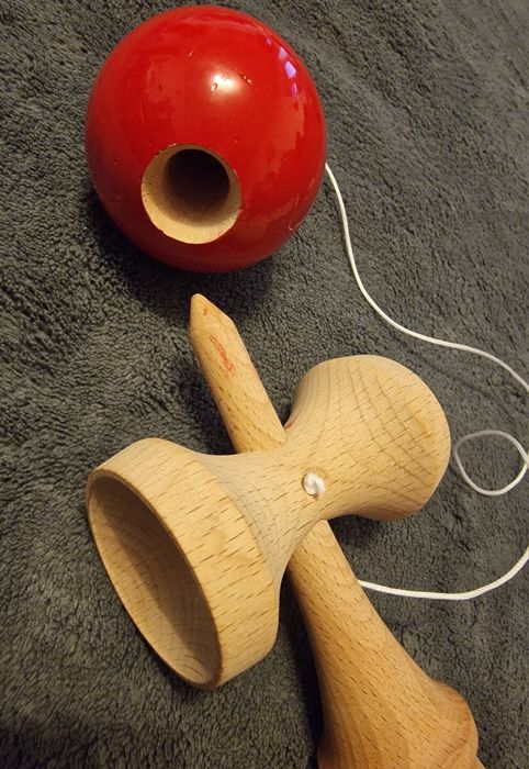 Mini kendama roșie