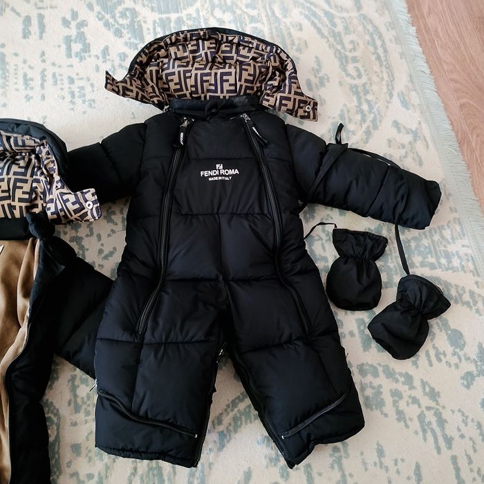 Продам зимний комбинезон с рождения