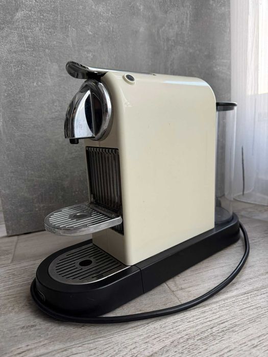 Aparat de cafea Nespresso by DeLonghi