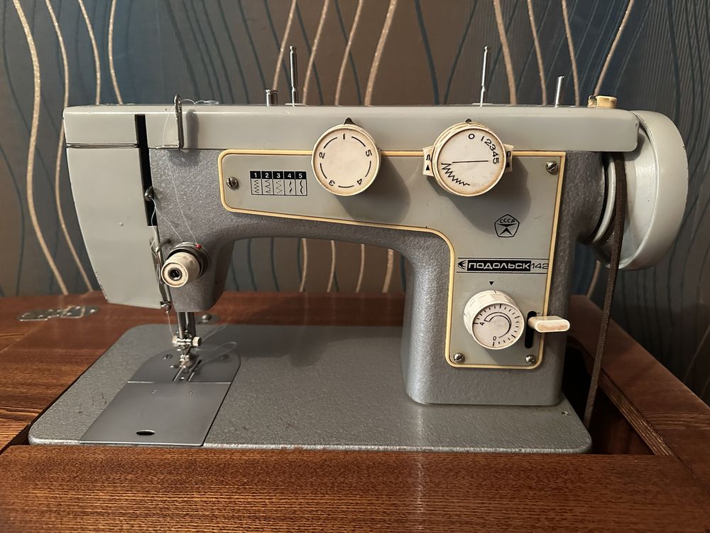 Продам швейную машинку Подольск -142