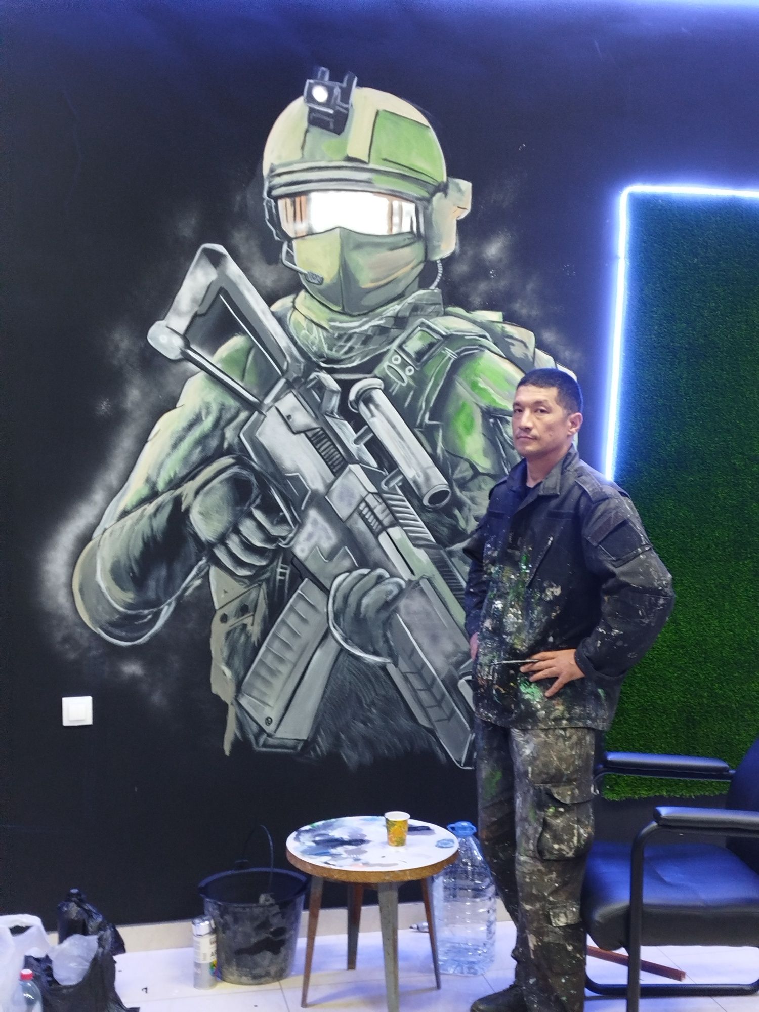 Художник оформитель стен.