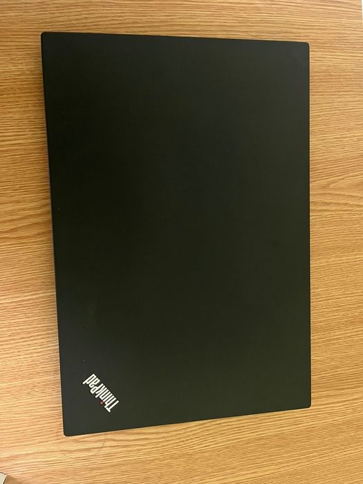 Laptop Lenovo ThinkPad T15
cu procesor Intel Core i7-8550U pana la 4.0