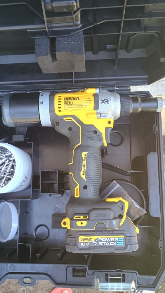 Pistol popnituri Dewalt dcf414 2 baterii power stack,încărcător,cutie