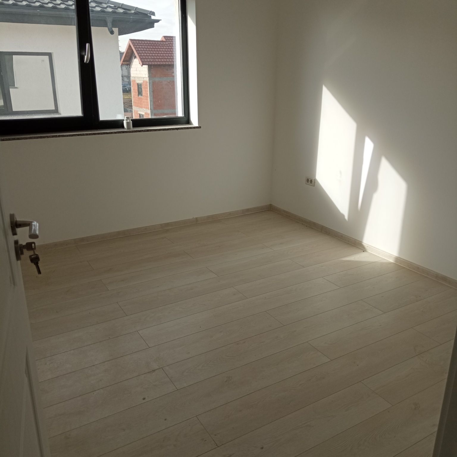 Vând casă la cheie in spate târg săptămânal Bradu