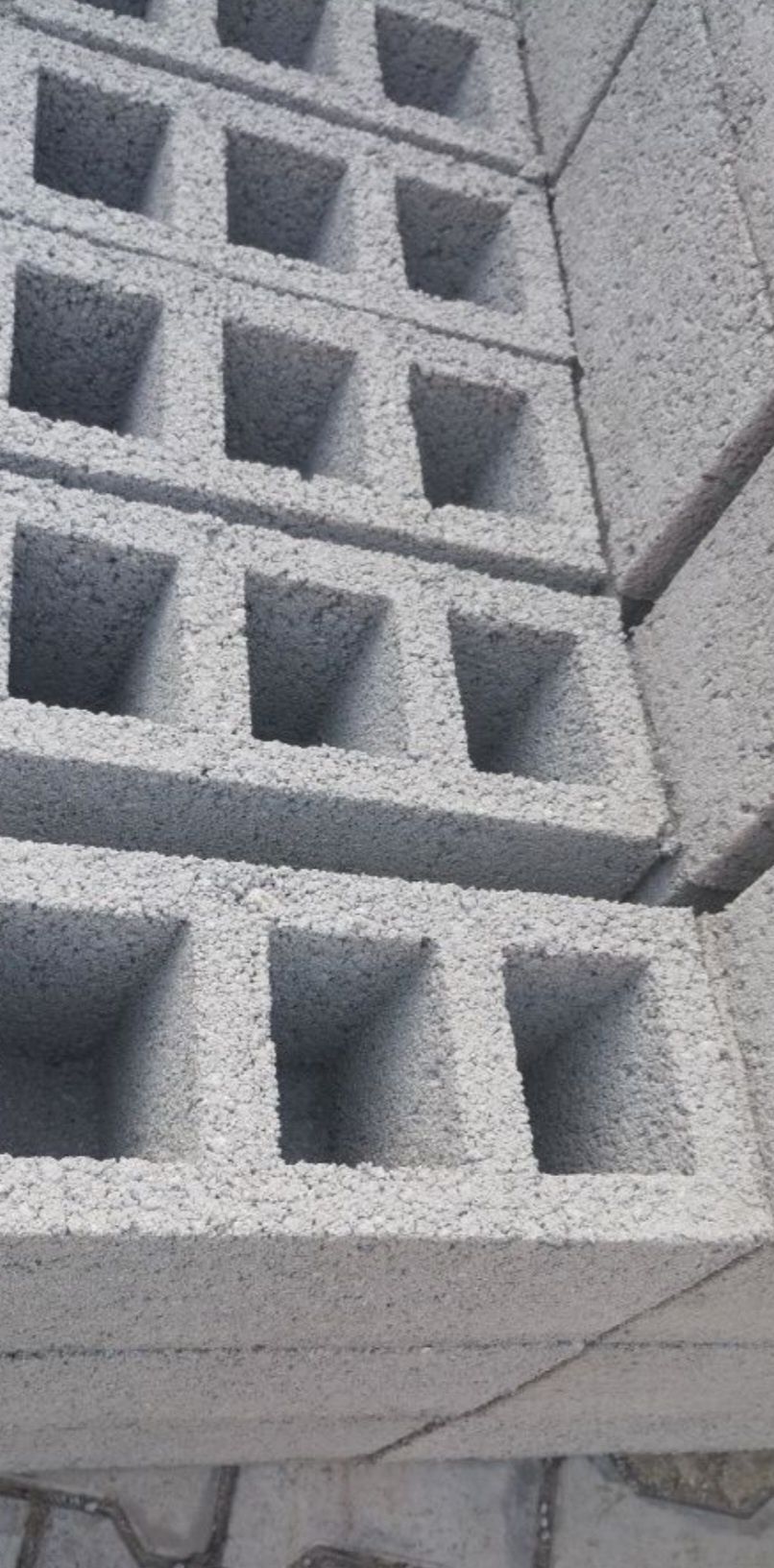 vând bolțari de beton ,16*16*35