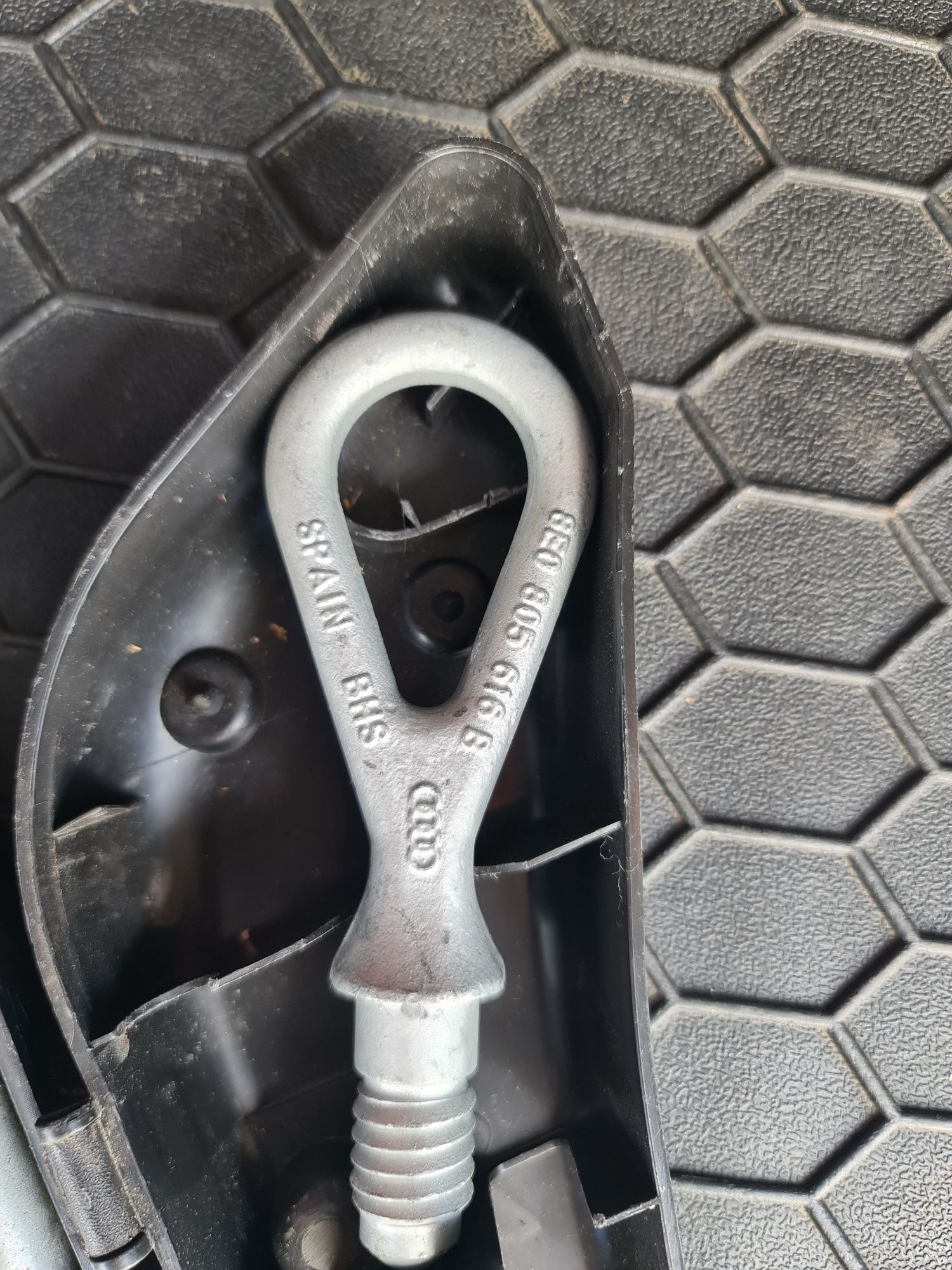 Комплект ключ, кука, гаечен ключ 10-13мм, отвертка, щипка за AUDI/VW