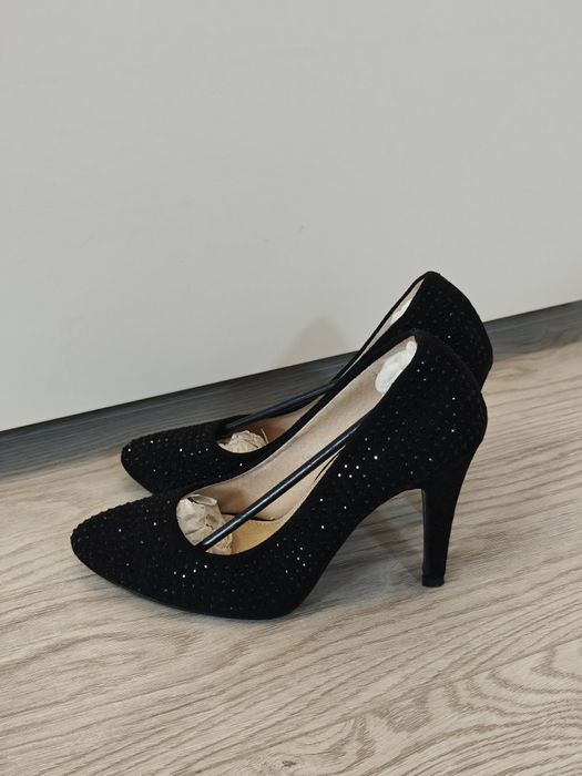 Pantofi cu toc și pietricele