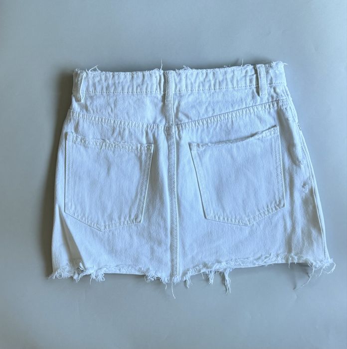 Къса бяла лятна пола