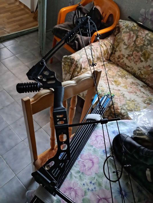 Спортен лък чисто нов със стрели в комплекта